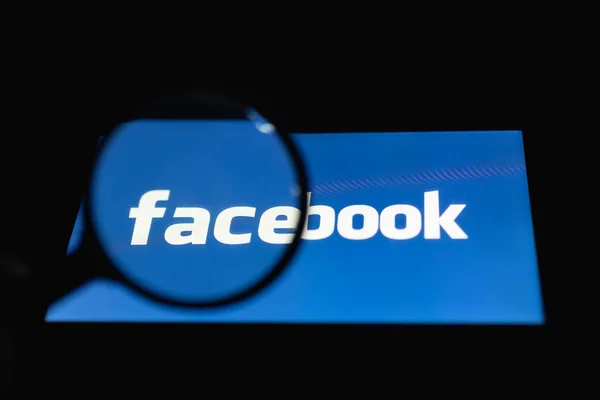 Moskova, Rusya - 14 Eylül 2018: Facebook logo görüntüleme Smartphone bir tablo karanlıkta yatarken. Büyüteç dokunmatik ekran üzerinde. Popüler sosyal ağ üzerinde arama kavramı