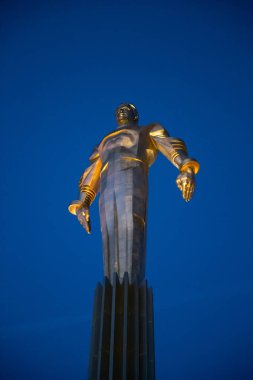 Moskova, Rusya - 17 Eylül 2018: Titanyum ilk astronot Yuri Gagarin Gagarin Meydanı'nda akşam alacakaranlıkta anıt. 12 Nisan 1961 Yuri Gagarin Vostok uzay aracı üzerinde uzaya ilk uçağa binmiş