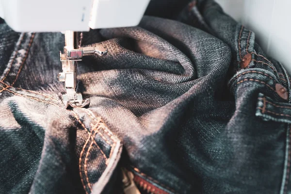 Reparera Jeans Symaskinen Visa Tyg Nål Och Tråd Belysning Från — Stockfoto