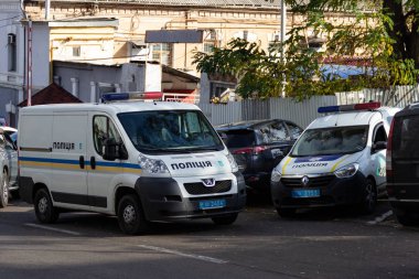 Dnipro, Ukrayna - 1 Kasım 2018: Dnepropetrovsk bölgesi Milli Emniyet Müdürlüğü Binası karşısında sokakta park halinde polis vans.