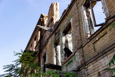 Troitska Caddesi üzerinde şehir merkezinde aşağı yanmış bir eski ev kalıntıları. Şehir Dnipro, Ukrayna, Kasım, 2018
