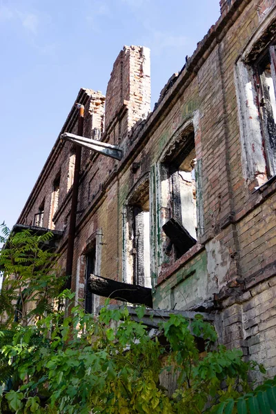 Troitska Caddesi üzerinde şehir merkezinde aşağı yanmış bir eski ev kalıntıları. Şehir Dnipro, Ukrayna, Kasım, 2018