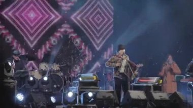 Dnipro, Ukrayna - 6 Ocak 2019: Noel ve yeni yıl kutlama için adanmış kitle etkinliklerde insanlar. Oleg Skripka açık gösteri sahne alanı'nda. Işık efektleri.