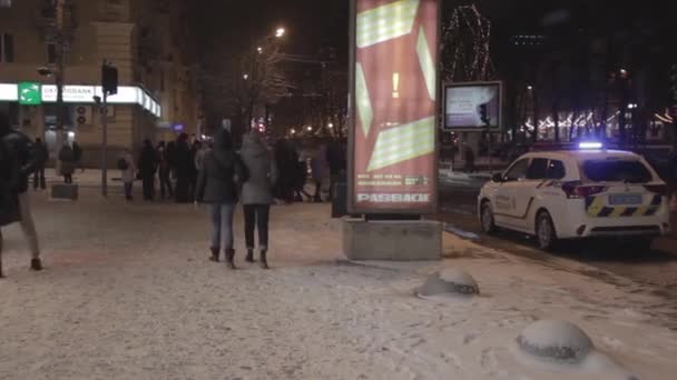 Dnipro Ukrayna Ocak 2019 Vitrinler Yakınındaki Işıklı Cadde Boyunca Insanlar — Stok video