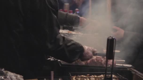 Cuisiner Préparant Kebab Barbecue Dans Café Extérieur Petite Entreprise Vendant — Video