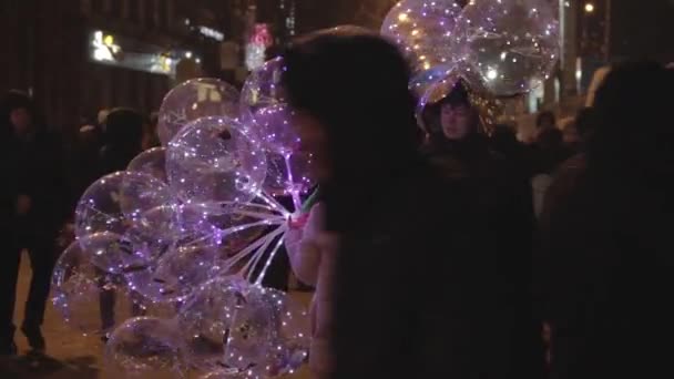 Dnipro Ukraine Januar 2019 Straßenverkäufer Mit Bunten Festlichen Lichtballons Mit — Stockvideo