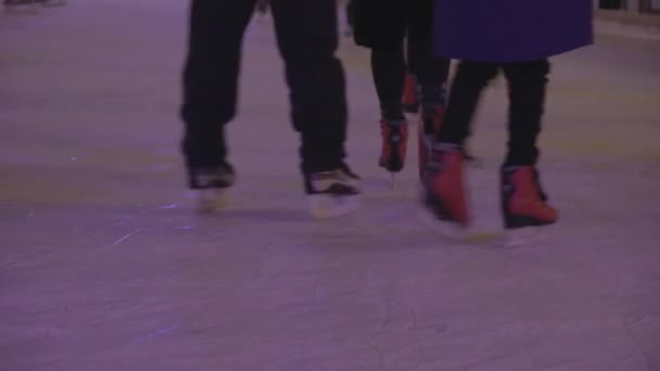 스케이트장에서 스케이트 Dnipro 우크라이나 2019 사람들 보더입니다 크리스마스의 — 비디오
