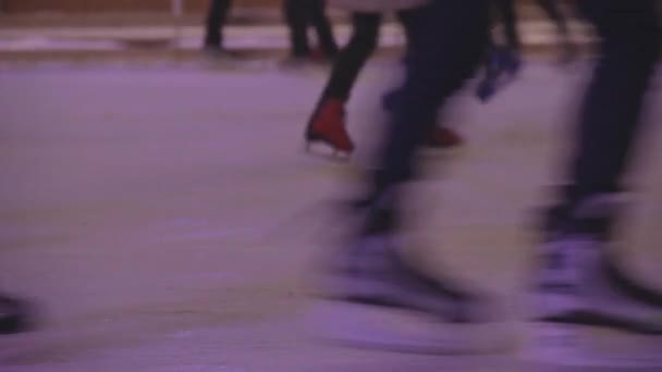 Mensen Schaatsen Ijsbaan Van Buiten Ice Skaters Winternacht Viering Van — Stockvideo