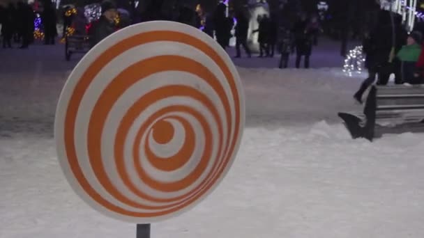 Dnipro Ukraine 2019 Januar Man Wandert Hinter Orangefarbenem Spinnrad Auf — Stockvideo