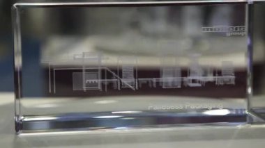 Moskova, Rusya - 26 Ocak 2018: lazer ile 3d cam küp döndürme endüstriyel palet ambalajlama teknolojisi yapısını kazınmış. Gösteri üstünde fuarı Fuar.