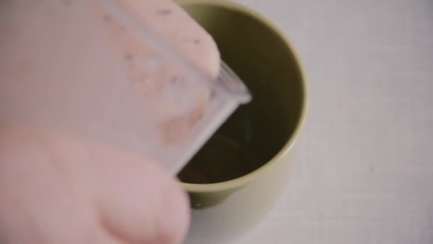 Φρεσκομαγειρεμένα Milkshake Χύνεται Από Πλαστικό Ποτήρι Ένα Ελαφρύ Πράσινο Φαγεντιανή — Αρχείο Βίντεο