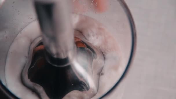 Frullatore Mano Con Parte Acciaio Inox Immersa Bicchiere Plastica Trasparente — Video Stock