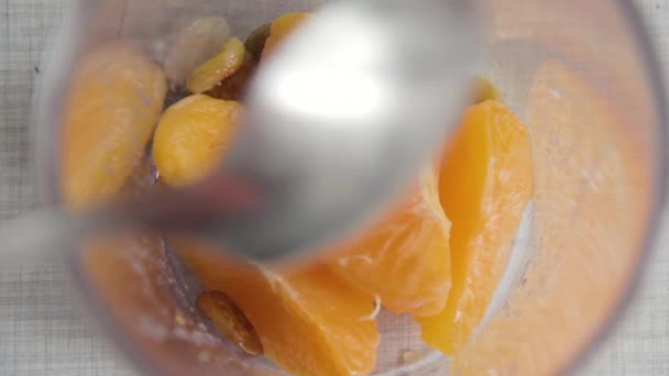 Прозрачное Пластиковое Стекло Блендера Наполненное Ингредиентами Смузи Оранжевые Ломтики Изюм — стоковое видео