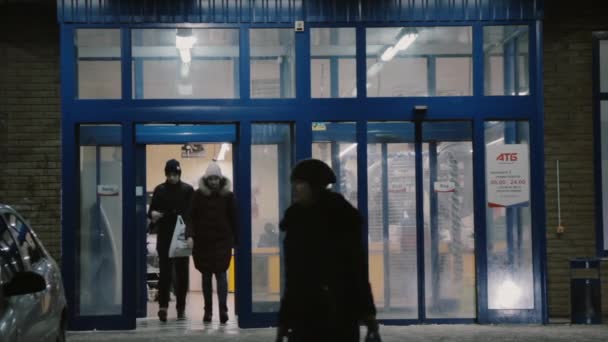 ドニエプル ウクライナ 2019 は入力し 冬の夜に Atb ストアの入口の自動ドアを通って終了します Atb は手頃な価格で 時間営業の食品スーパーのネットワーク — ストック動画