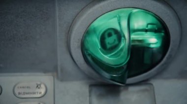 Grunge yuvası Atm makine içinde yanıp sönüyor. Para çekme nakit. ATM makine yanıp sönen ve kredi kartı kabul etmeye hazır. Yeşil plastik eklemek banka hacker titremeden ile değerli verilerinizi burnunu çekmek için korumak için