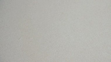 Bir adam kırmızı elma masada bir mutfak bıçağı ile ikiye keser. Erkek elini tut su damlacıkları ile kırmızı elma. Vegan meyve öğle yemeği için seçin. Yukarıdan görüntüleyin. Düz yatıyordu