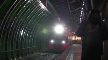 Moskova, Rusya - 26 Ocak 2018: İnsanlar Lastochka tren bekliyorsun Moskova Merkezi halka platformu üzerinde duruyor. Treni varış. Siren sesleri üçüncü halka yolda