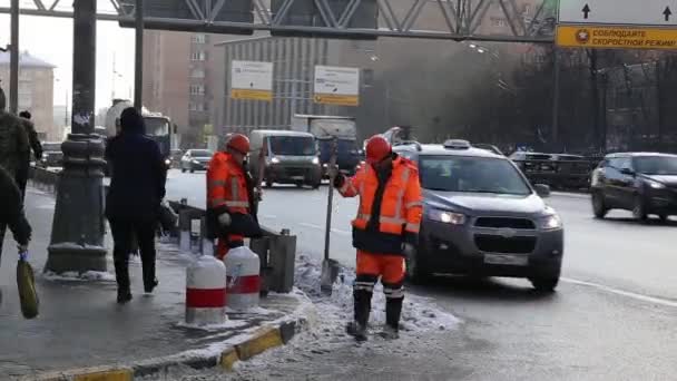 Moskau Russland Januar 2018 Zwei Straßenarbeiter Orangefarbenen Overalls Schaufeln Schnee — Stockvideo