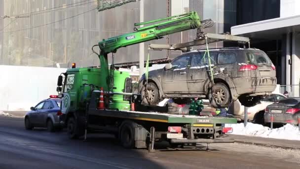 Moskau Russland Januar 2018 Ein Abschleppwagen Hebt Schwarzen Geländewagen Auf — Stockvideo