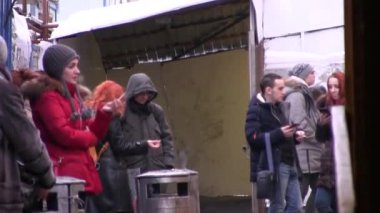 Moskova, Rusya - 26 Ocak 2018: Kış ceket insanlarda ve duman Krasnaya Presnya üzerinde görüşmeler alışveriş Afimoll girişinde yakınındaki metro Vystavochnaya karmaşık. Metal çöp kovaları.