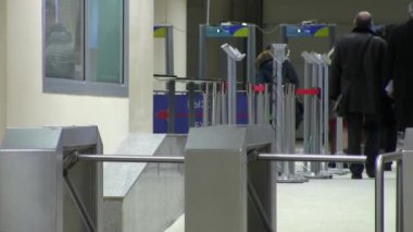 Tanınmayan insanlar turnike ve metal detektörü çerçeveler girişinde Expocenter Krasnaya Presnya Forum Pavyonu sergi kompleksi geçer.