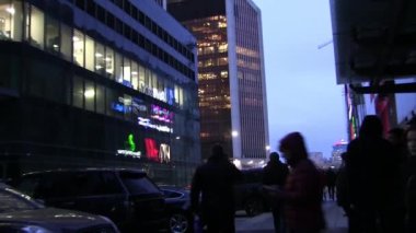 Moskova, Rusya - 26 Ocak 2018: İnsanlar akşam Afimall Krasnaya Presnya karmaşık alışveriş boyunca yürümek. Neon windows binaların Windows yansımaları. Mercury kuleye bakış