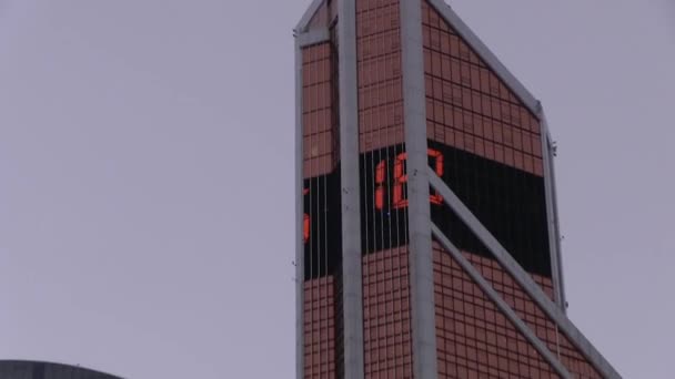 Mercury Tower Moscow City Skyscraper Led Display Top Electronic Clock — Stock Video