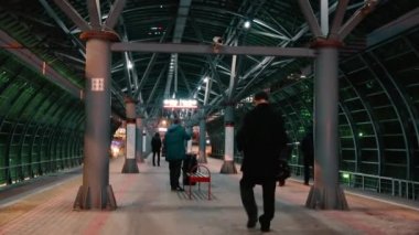 Moskova, Rusya - 26 Ocak 2018: Genel metro ile Moskova Merkezi yüzük (mm) Tren İstasyonu platformu için insanlar gelir. Adam bir şişeden içme. CCTV güvenlik kamera