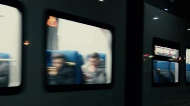 Moskova, Rusya - 26 Ocak 2018: Adam yürüyüş boyunca genel metro ile entegre yüksek hızlı trenler ile Moskova Merkez yüzük İstasyonu (mm) demiryolu, tren çıkış yapan geçmiş önlük.