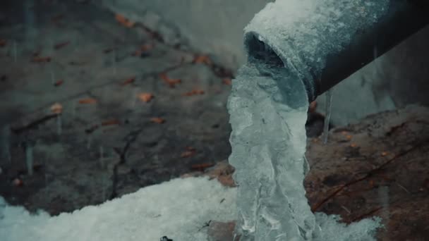 Stuprör Med Ett Frysta Block Nära Huset Istappar Snöfall Vintern — Stockvideo