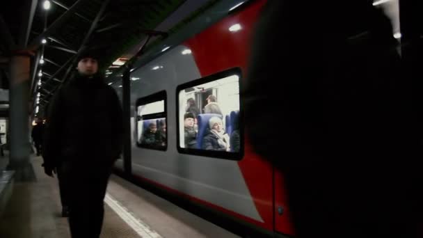 モスクワ ロシア連邦 2018 人歩いて公共地下鉄と統合された高速列車でモスクワ中央リング駅 Mcc 鉄道で出発鉄道過去エプロン — ストック動画