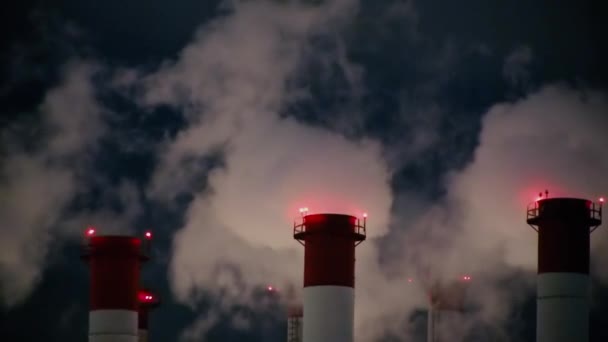 Ψηλό Κόκκινο Άσπρο Και Σωλήνες Του Θερμοηλεκτρικού Σταθμού Εκρήγνυται Σύννεφα — Αρχείο Βίντεο