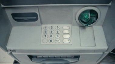 Yeşil gri Atm para çekme makinesi yuvaya yanıp sönüyor. ATM makine yanıp sönen ve kredi kartı kabul etmeye hazır. Basamak ile metal tuş takımı. Yeşil plastik eklemek. Muhafaza--dan kesmek.