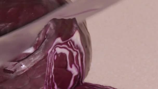 Ein Kopf Rotkohl Wird Mit Einem Stahlmesser Auf Einem Beigefarbenen — Stockvideo