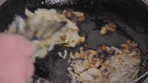식물성 해바라기 기름을 끓는에서 다진된 양파의 슬라이스 뜨거운 프라이팬을 렌지에에 — 비디오