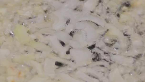 Szczegół Makro Plastry Posiekaną Cebula Biała Prażenia Wrzącej Roślinnego Oleju — Wideo stockowe