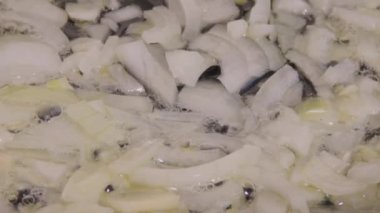 Yakın çekim makro dilim doğranmış beyaz soğan yağda kavurma