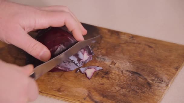 Głowy Kapusty Czerwonej Jest Cięcie Nożem Stali Stole Kuchni Drewniane — Wideo stockowe