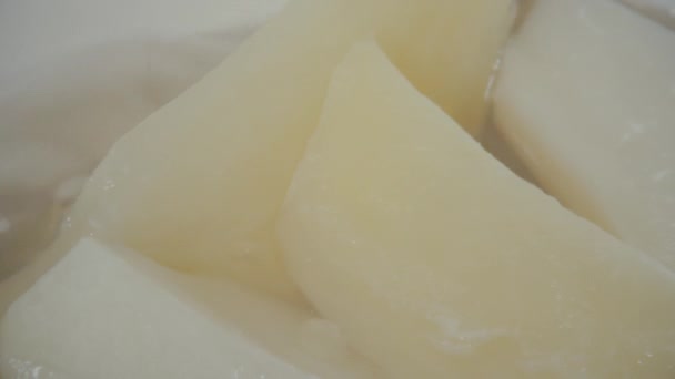 Partes Batatas Fervem Uma Panela Close Cozinhar Batatas Cozidas Delicioso — Vídeo de Stock