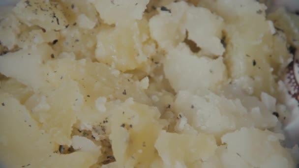 Fourchette Perce Morceau Pommes Terre Chaudes Fraîchement Bouillies Assaisonnées Légumes — Video