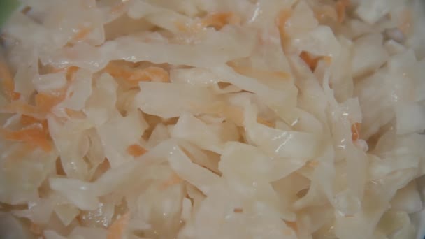 Sauerkraut Apetitoso Encuentra Plato Tenedor Engancha Una Porción Delicadeza Col — Vídeos de Stock