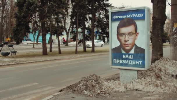 Відкритий billboard плакат з портретом кандидата в президенти — стокове відео