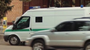 Zırhlı koleksiyonu van banka girişine yakın bekliyor