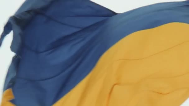 La bandiera di Ukraine fluttua nel vento su un pennone alto — Video Stock