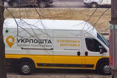 Bir minibüs kurye posta teslim hizmeti Ukrposhta. 1 Şubat 2017 Ukrayna devlet kuruluş, posta iletişim Ukrposhta Jsc için yeniden yapılanma süreci tamamlandı..