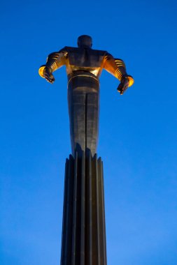 İlk astronot Yuri Gagarin Gagarin Meydanı'nda akşam Alacakaranlıkta Anıt titanyum. 12 Nisan 1961 Yuri Gagarin Vostok uzay aracı üzerinde uzaya ilk uçağa binmiş