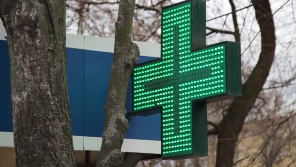 Advertising sign in the form of a green cross with LED animation — Stock Video