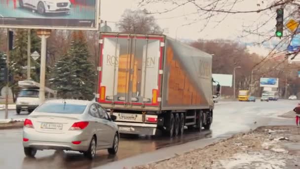 Cargo truck with ROSHEN confectionery logo at a crossroads — Stock Video