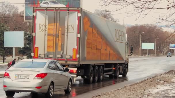 Cargo truck with ROSHEN confectionery logo at a crossroads — Stock Video