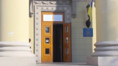 Dnipro, Ukrayna - 31 Mart 2019: Yoklama İstasyonu Üniversitesi binada yer girişi. Ukrayna Cumhurbaşkanı seçim. Kapının yanında uçan Ukrayna bayrağı